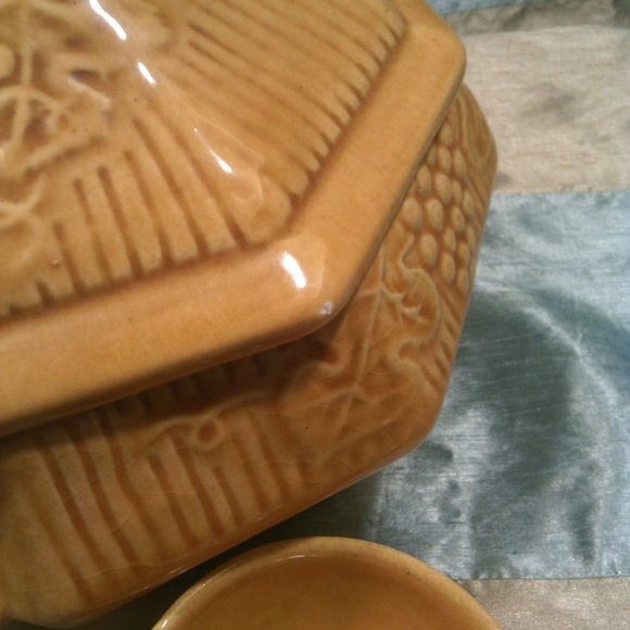 Vintage Golden Yellow Soup Tureen With Ladlle  ( Marked Calif USA 410 ) - Picture 9 of 10